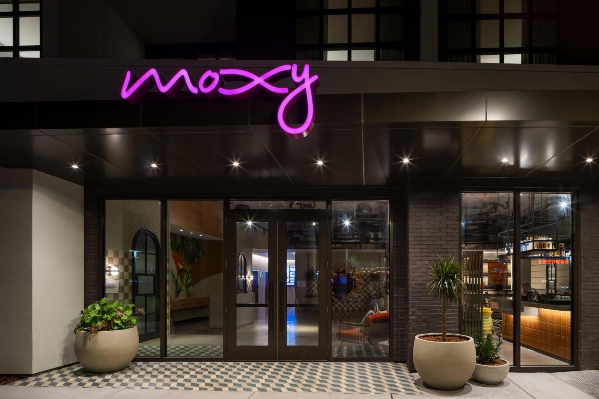 Moxy St. Petersburg Downtown Hotell Exteriör bild